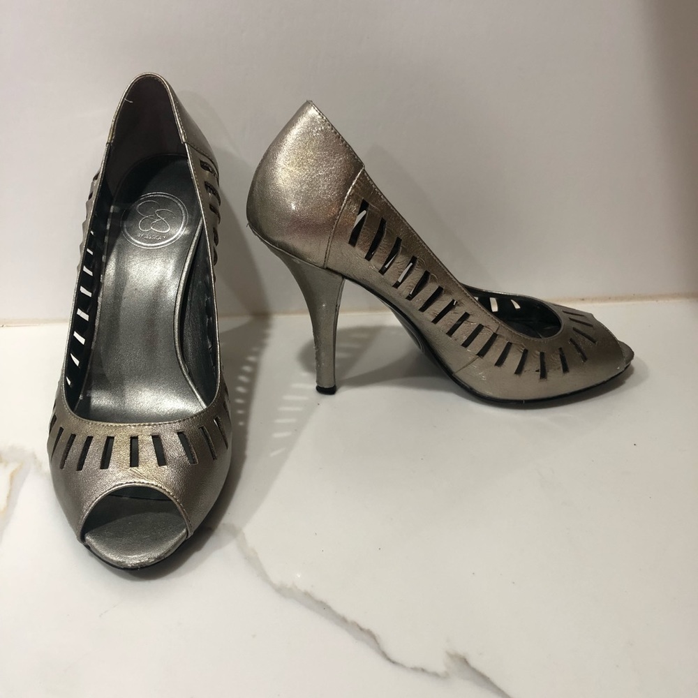 Metallic silver Jessica Simpson pumps